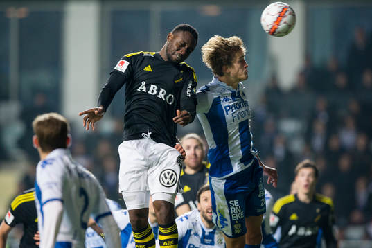 s Chinedu Ogbuke Obasi vinner nickduell mot IFK Göteborgs
