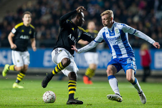 s Chinedu Ogbuke Obasi mot IFK Göteborgs Sebastian Eriksson