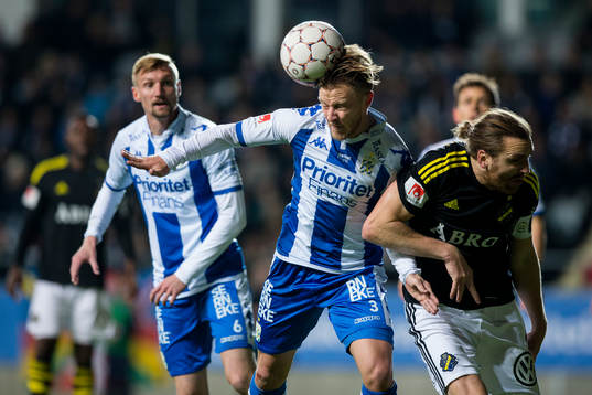IFK Göteborgs Scott Jamieson nickar undan bollen
