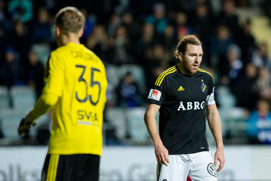 s målvakt Patrik Carlgren och Nils-Eric Johansson deppar