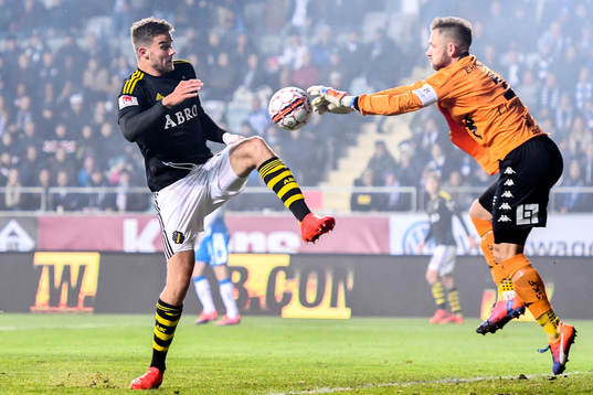 s Eero Markkanen och IFK Göteborgs målvakt John Alvbåge