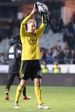 s målvakt Patrik Carlgren tackar publiken