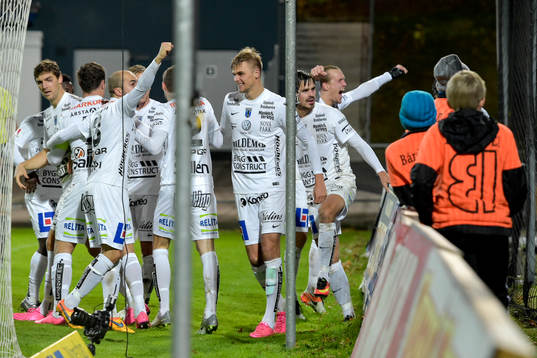 Sirius Jakob Bergman jublar med lagkamraterna