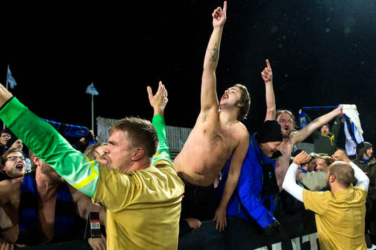 Sirius Christer Gustafsson jublar med fansen