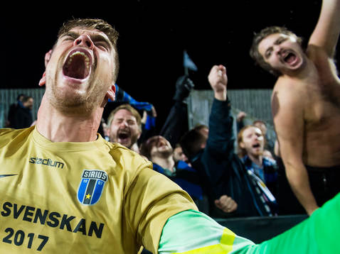 Sirius målvakt Lukas Jonsson jublar med fansen