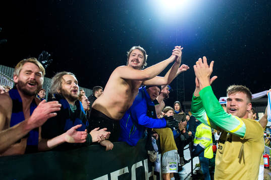 Sirius målvakt Lukas Jonsson jublar med fansen