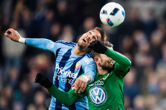 Djurgårdens Mathias Ranegie i en nickduell mot
