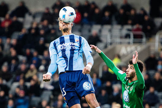 Djurgårdens Mathias Ranegie nickar undan bollen