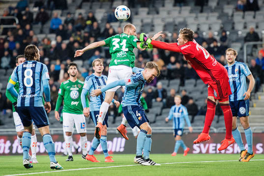 Djurgårdens målvakt Oscar Jonsson boxar undan bollen