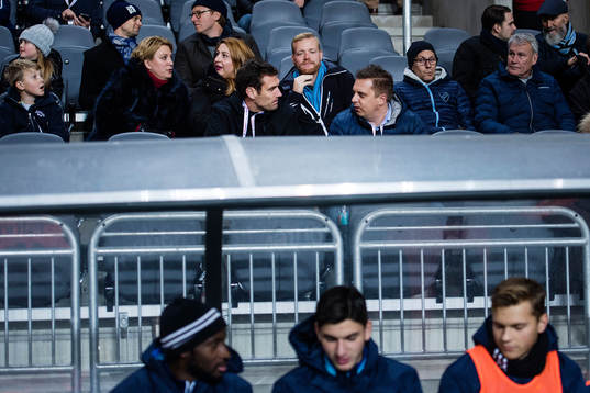 Djurgårdens målvakt Andreas Isaksson på läktaren