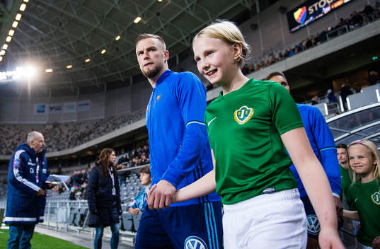 Djurgårdens Alexander Faltsetas går in på planen