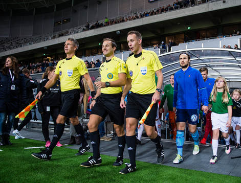 Djurgårdens Kevin Walker går in på planen