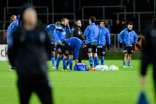 Halmstads spelare värmer upp före en fotbollsmatch i
