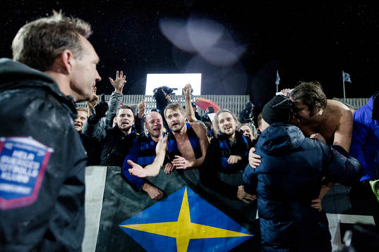 Sirius supportrar jublar och gratulerar tränare Kim