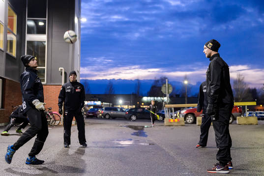 Luleåspelarna värmer upp med fotboll utomhus