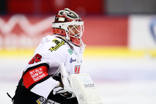 Örebros målvakt Axel Brage värmer upp