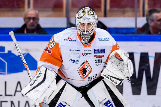 Karlskronas målvakt Johannes Jönsson på uppvärmning