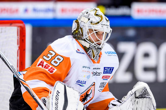 Karlskronas målvakt Johannes Jönsson på uppvärmning