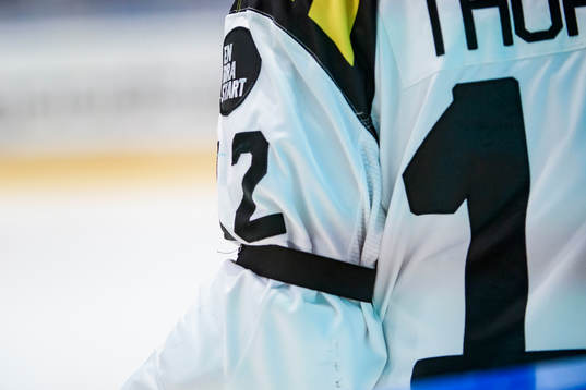 Brynäs Gustaf Thorell bär ett sorgeband till minne av
