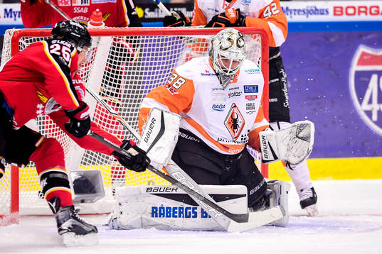 Luleås Anton Hedman och Karlskronas målvakt Johannes