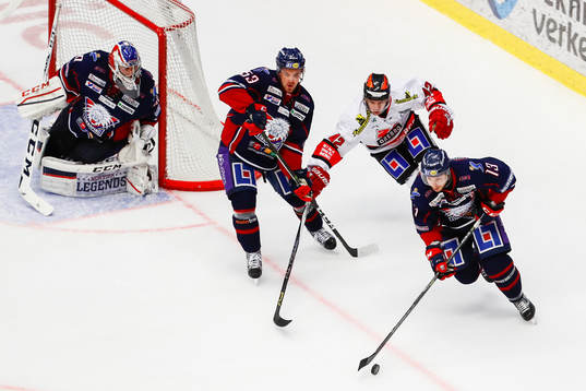 Örebros Kalle Jellvert jagar Linköpings Andrew Gordon,