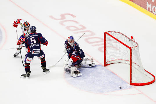 Linköpings målvakt Jacob Johansson ser pucken gå strax