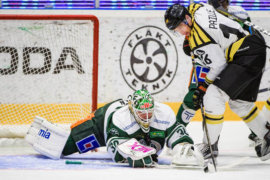 Färjestads målvakt Lars Haugen och Brynäs Daniel Paille