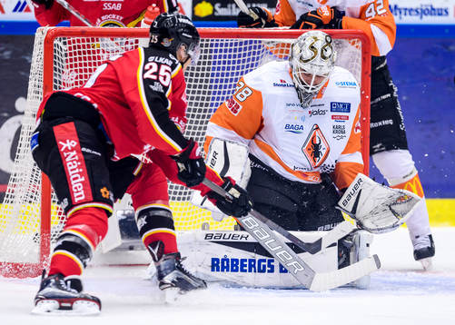 Karlskronas målvakt Johannes Jönsson räddar ett skott
