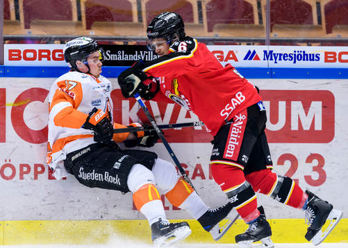 Luleås Craig Schira tacklar Karlskronas Joel Kellman