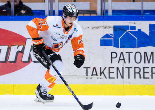 Karlskronas Joel Kellman med pucken