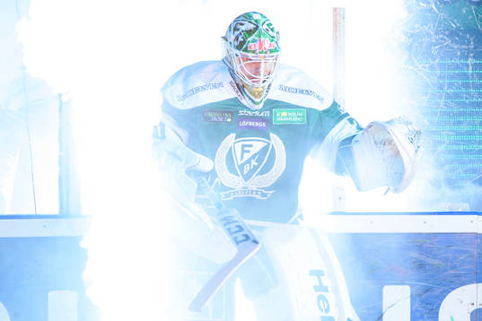Färjestads målvakt Lars Haugen på väg ut på isen innan
