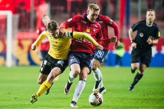 Frejs Adam Gradén och Örgrytes Sebastian Ohlsson i kamp