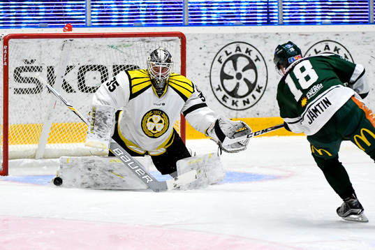 Färjestads Andreas Jämtin kommer fri mot Brynäs målvakt