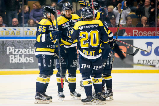 s spelare med målskytten Kevin Stenlund mitten jublar