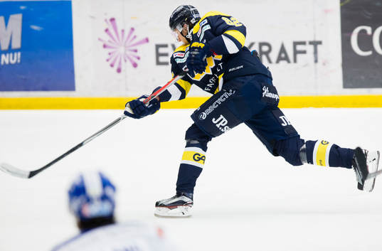 s Kevin Stenlund skjuter och gör 2-0