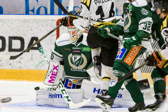 Rörigt framför Färjestads målvakt Lars Haugen