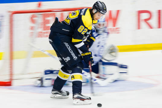 s Kevin Stenlund framför Leksands målvakt Henrik Haukeland
