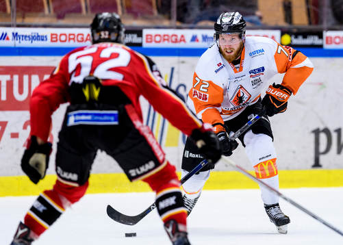 Karlskronas Joachim Rohdin med pucken