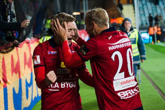 Örgrytes Sebastian Ohlsson jublar med Niklas Klingberg