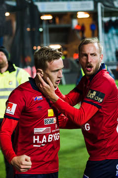 Örgrytes Sebastian Ohlsson jublar med Niklas Klingberg
