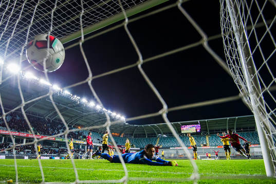 Frejs målvakt Marko Atanackovic ser bollen i nät
