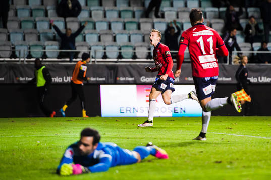Bollen går in bakom Frejs målvakt Marko Atanackovic och