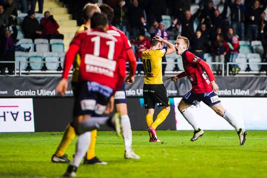 Frejs Lukas Sunesson deppar medan målskytten till 2-1,