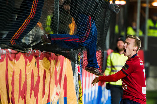 Örgrytes Sebastian Ohlsson jublar vid supportrarna