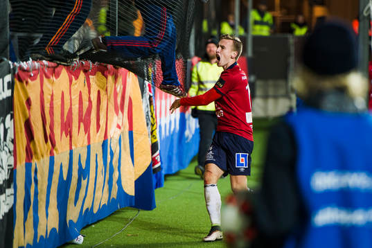 Örgrytes Sebastian Ohlsson jublar vid supportrarna