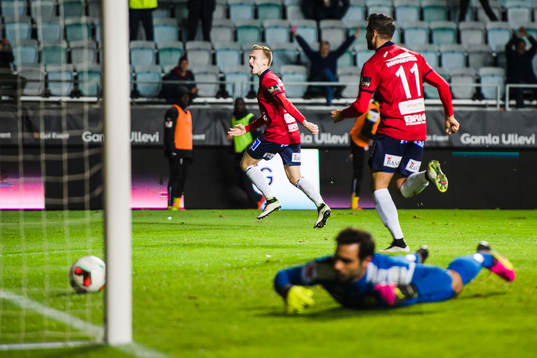 Bollen går in bakom Frejs målvakt Marko Atanackovic och