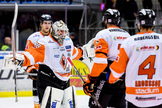 Karlskronas målvakt Johannes Jönsson jublar