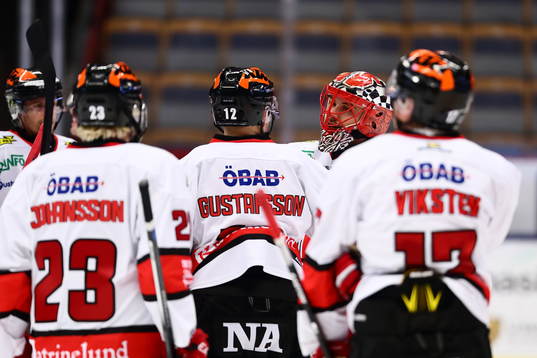 Örebros målvakt Julius Hudacek tackas