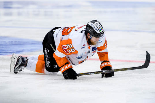 Karlskronas Alexander Wiklund ligger på isen