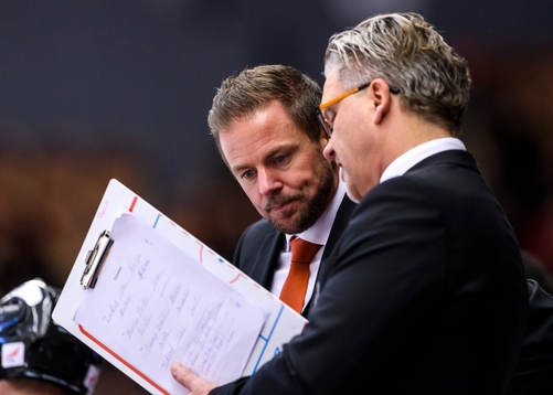 Karlskronas huvudtränare Per Hånberg pratar med